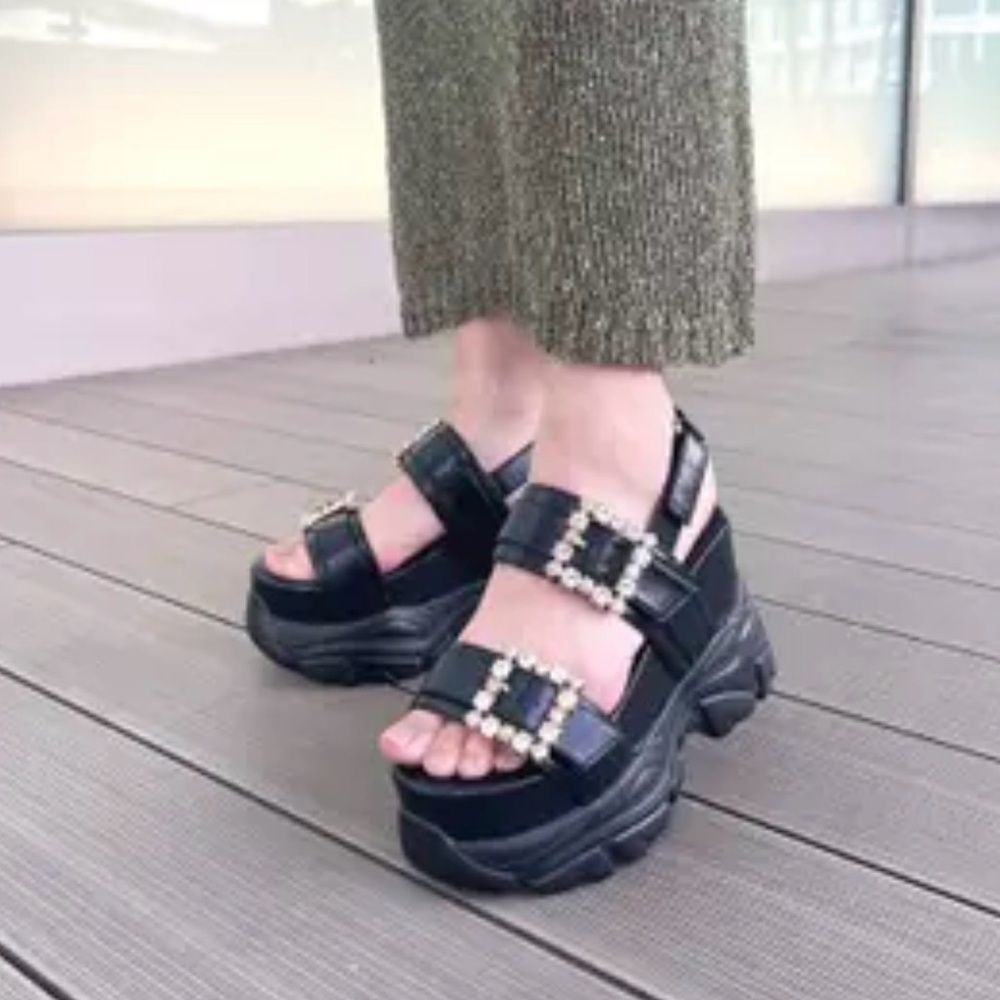 Elegant Black Platform Sandals with Pearl Details‎